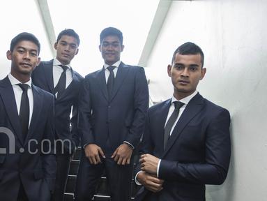 Para kiper Timnas Indonesia U-22 menggunakan jas resmi saat konferensi pers di Spring Hill, Jakarta, Kamis (6/4/2017). PSSI kerja sama dengan Brodo Indonesia dan Wong Hang Tailor sebagai official suit dan footwear. (Bola.com/Vitalis Yogi Trisna)