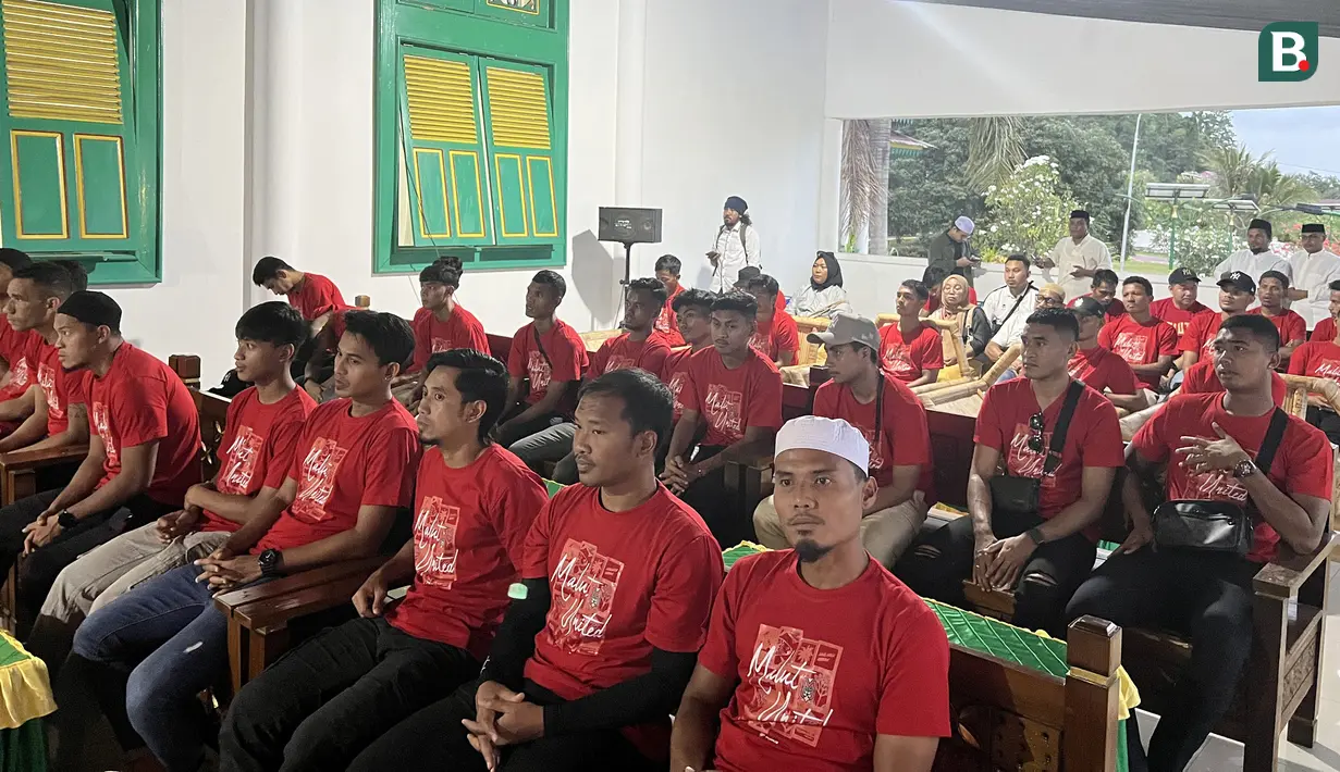 Skuad Malut United menghadiri acara jamuan buka puasa bersama oleh Sultan Tidore, H. Husain Syah merayakan keberhasilan Malut United promosi ke Liga 1 2024/2025 usai menempati peringkat ketiga Pegadaian Liga 2 2023/2024 di Istana Kesultanan Tidore, Maluku Utara, Jumat (15/3/2024) malam WIT. (Bola.com/Hery Kurniawan)