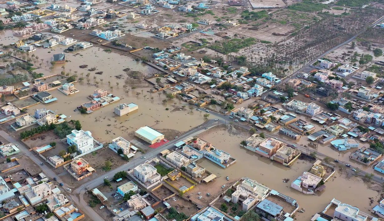 Sebuah pemandangan udara menunjukkan kerusakan akibat dari Topan tropis Shaheen di kota al-Khaburah di wilayah al-Batinah Oman (4/10/2021). Topan kuat melanda Oman yang menyebabkan banjir dan tanah longsor yang meluas, kata otoritas darurat. (AFP/Haitham Al-Shukairi)