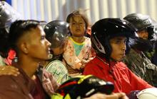 FOTO: Wajah Lelah Anak-Anak Pemudik Motor Saat Antre Berjam-jam di Pelabuhan Ciwandan