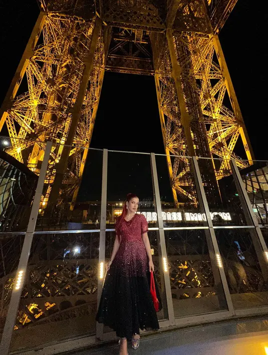 Gaun A-line dengan rok ruffle itu memiliki kesan sparkling ala princess [@tasyafarasya]