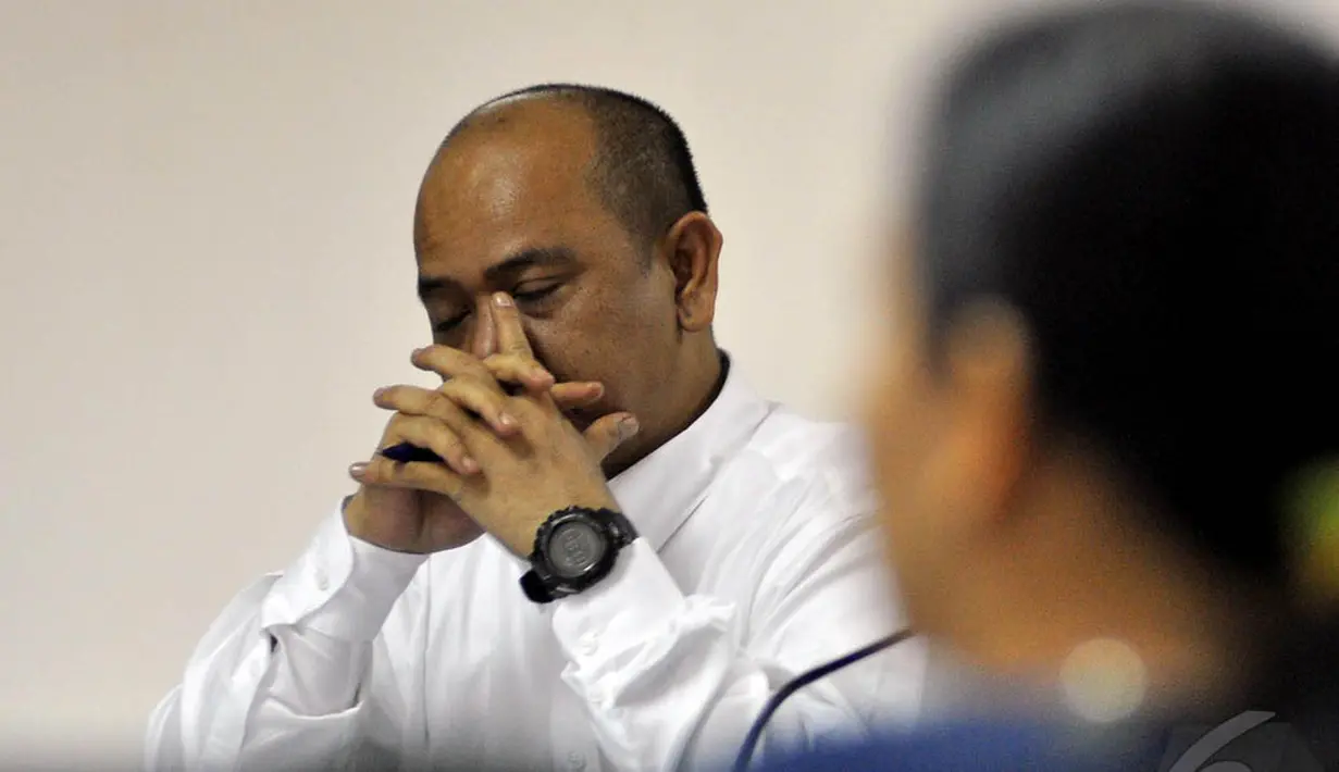 Terdakwa Gulat Medali Emas Manurung menjalani sidang lanjutan di Pengadilan Tipikor Jakarta, Senin (29/12/14). (Liputan6.com/Miftahul Hayat)