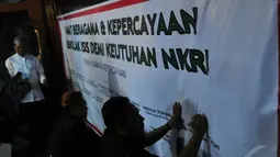 Para tokoh agama dan kepercayaan itu membuat pernyataan bersama menolak ISIS di Indonesia dan menandatangani spanduk penolakan sebagai dukungan menolak ISIS, Jakarta, Senin (04/08/2014) (Liputan6.com/Johan Tallo)