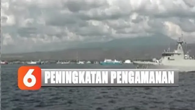 Petugas berpatroli secara estafet mengelilingi Selat Bali mengantisipasi tindak kejahatan di wilayah perairan laut.