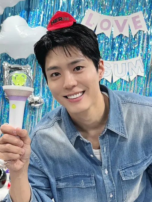 IU kemudian memperkenalkan tamunya, menyebutnya sebagai teman yang luar biasa. Tamu tak lain adalah aktor Park Bo Gum. Menyapa penonton, Park Bo Gum berkata, "Halo semua Uaena; senang bertemu dengan kalian." (Foto: Instagram/ bogummy)