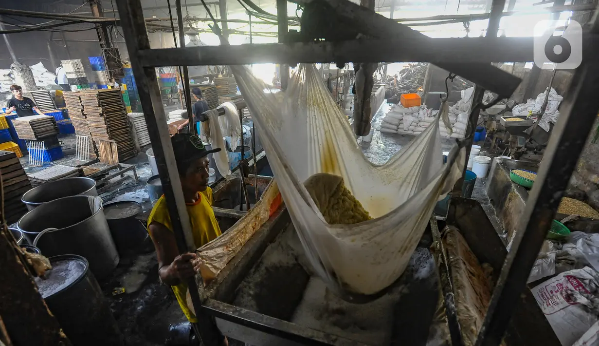 Imbas mahalnya harga kedelai menyebabkan produsen harus memutar otak untuk bisa menutupi tingginya biaya produksi. (merdeka.com/Arie Basuki)