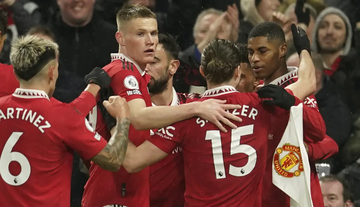 Para pemain Manchester United merayakan gol ke gawang Brentford yang dicetak striker Marcus Rashford (kanan) pada laga lanjutan Liga Inggris 2022/2023 di Old Trafford Stadium, Manchester, Kamis (6/4/2023) dini hari WIB. (AP Photo/Dave Thompson)