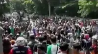 Ratusan warga berdemo di kantor camat Rumpin, Bogor, soal jalan rusak.