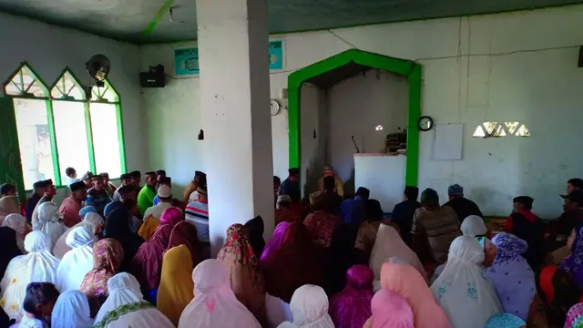 Sekitar 350 warga dirukiah massal lantaran khawatir tertular penyakit misterius (Fauzan/Liputan6.com)