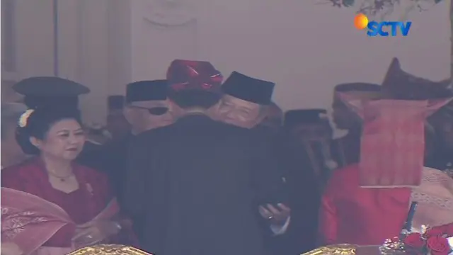 Presiden Joko Widodo atau Jokowi tampak menyalami Presiden ke-6, Susilo Bambang Yudhoyono (SBY) yang didampingi Ibu Ani Yudhoyono.