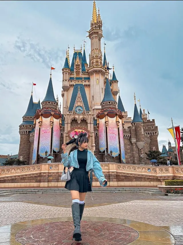 7 Potret Fuji Liburan ke Jepang, Pergi ke Disneyland Menjadi Impian Masa Kecilnya