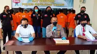 Kapolres Kepulauan Talaud AKBP Alam Kusuma S Irawan didampingi Kasat Reskrim Iptu Ricky Hermawan saat jumpa pers mengungkap kasus pengrusakan kantor camat.