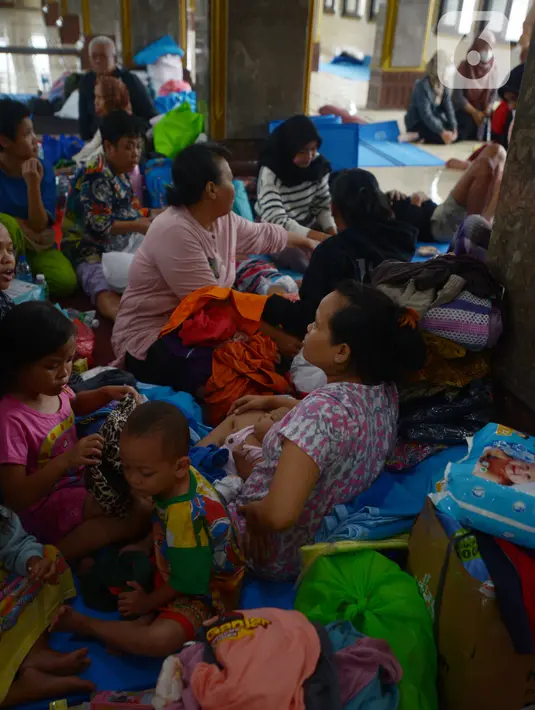 Pengungsi korban kebakaran rumah di Jalan Bangka Buntu I, Kelurahan Bangka, Mampang Prapatan, Jakarta Selatan, Selasa (27/12/2022). Awalnya hanya ada 4 unit mobil pemadam kebakaran yang dikerahkan. (merdeka.com/Imam Buhori)