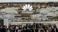 Para pengunjung terlihat di stand Huawei saat Mobile World Congress 2017 di Shanghai, Tiongkok, pada 28 Juni 2017 (Reuters/Stringer)