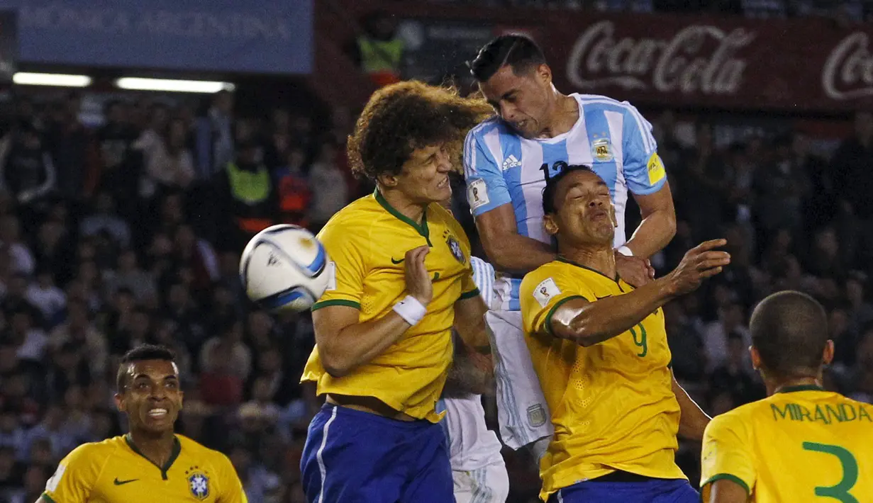Pemain Argentina Ramiro Mori (tengah) berduel dengan Pemain Brasil David Luiz pada laga Pra-Piala Dunia 2018 zona CONMEBOL di Stadion Monumental Antonio Verspucio Liberti,Buenos Aires, Sabtu (14/11/2015) WIB.(REUTERS/Enrique Marcarian)