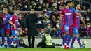 Pelatih Barcelona, Xavi (tengah) memberikan instruksi kepada para pemainnya saat bertanding melawan Athletic Bilbao selama pertandingan La Liga Spanyol di di stadion Camp Nou di Barcelona, Spanyol, Senin (28/2/2022). Barcelona menang telak atas Atletico Bilbao 4-0. (AP Photo/Joan Monfort)