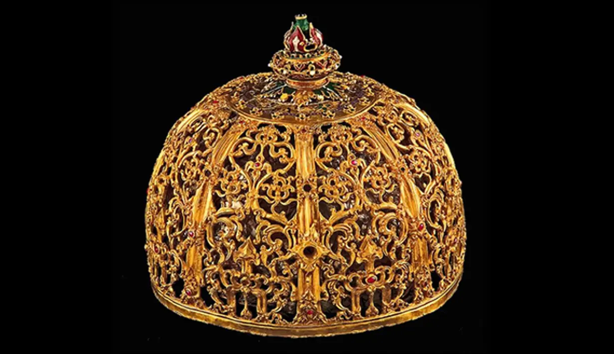 Mahkota emas Kerajaan Kesultanan Banten ini bermaterial emas, batu mulia dan logam yang dilapisi sepuhan. Memiliki  dimensi : 17.0 x 11.5 cm  pada bagian terluar dari mahkota. (komunitas majapahit/mahkota/wwn)