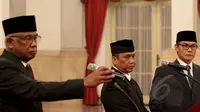 Tiga Plt pimpinan KPK, Taufiqurahman Ruki (kiri), Indriyanto Seno Aji (tengah) dan Johan Budi mengikuti gladi bersih pelantikan di Istana Merdeka, Jakarta, Jumat (20/2/2015). (Liputan6.com/Faizal Fanani)