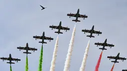Formasi unit aerobatik Angkatan Udara Italia Frecce Tricolori yang membentuk bendera negara Italia menghiasi kota Roma, Italia (2/6). Atraksi ini digelar untuk perayaan Hari Republik Italia. (AFP Photo/Marie Laure Messana)