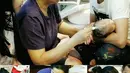 Prosesi pencukuran rambut Rafathar dilakukan oleh Rieta Amilia, sang ibunda dari Nagita Slavina. (via instagram/@raffinagita1717)