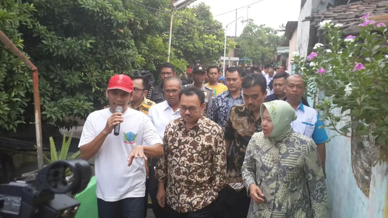 Menteri Energi Sumber Daya Mineral (ESDM) Sudirman Said dan Wali Kota Surbaya Tri Rismaharini berkunjung ke kampung Lontong, Surabaya, Jawa Timur.