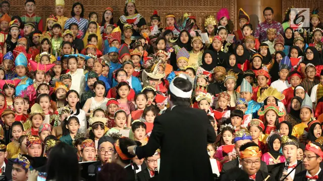 Ratusan Anak-Anak Kenakan Baju Adat Ramaikan Festival Prestasi Indonesia