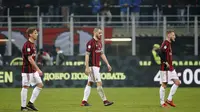 Ekspresi kekecewaan para pemain AC Milan usai kalah 0-2 dari Atalanta, Minggu (24/12/2017) dinihari WIB. (AP Photo/Antonio Calanni)