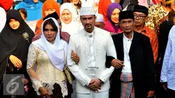 Reza Pahlevi bersama kedua orangtuanya menuju Masjid Al Ittihad di Tebet untuk menghadiri acara Ijab Kabul mempersunting Ika Nico, Jakarta, Jumat (28/8/2015). Reza terlihat tampan mengenakan busana serba putih. (Liputan6.com/Faisal R Syam)