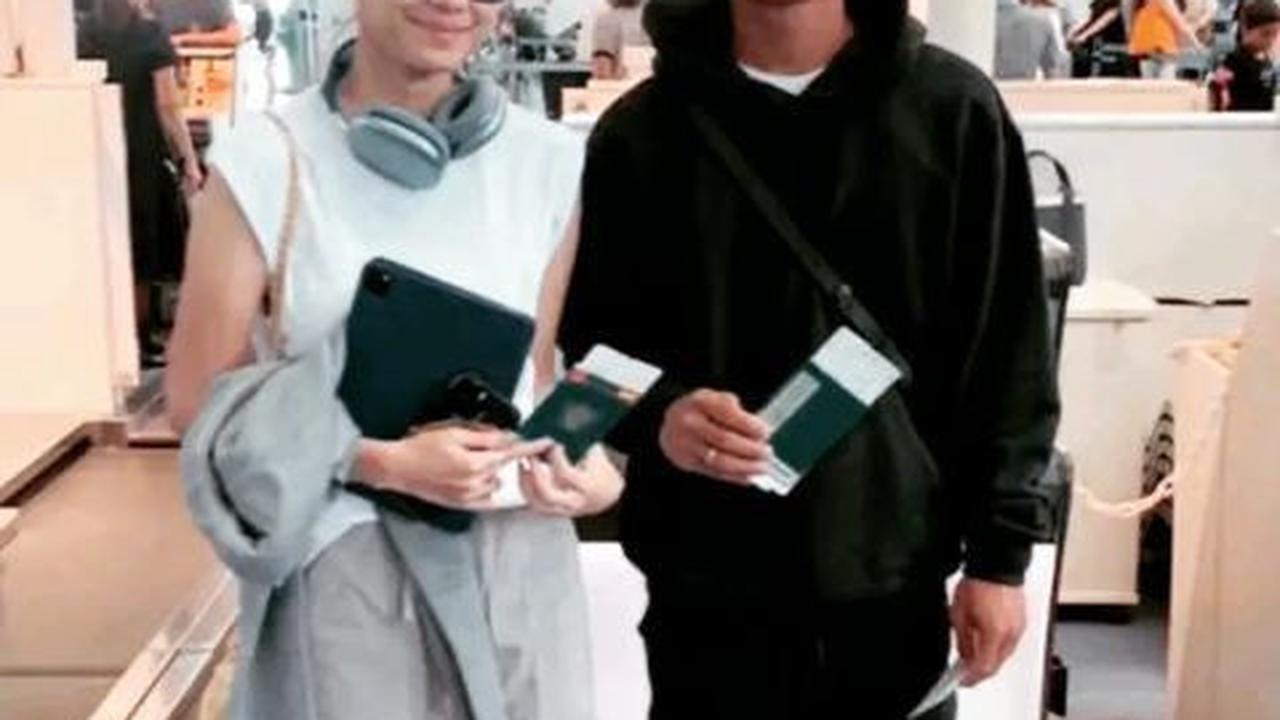 Usai hampir sebulan berada di Jepang,  belum lama ini wanita yang akrab disapa Zize dan Arhan pulang ke Indonesia. Dalam potret ini, keduanya tampak memakai pakaian yang nyaman dan memegang paspor masing-masing.