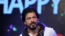 Berbicara tentang ulang tahun ke-50, Shah Rukh Khan mengatakan kepada Bollywood Life, hari bahagianya ia sibukkan untuk bertemu media dan melambaikan tangan ke penggemarnya yang menunggu di depan rumah. (AFP/Bintang.com)