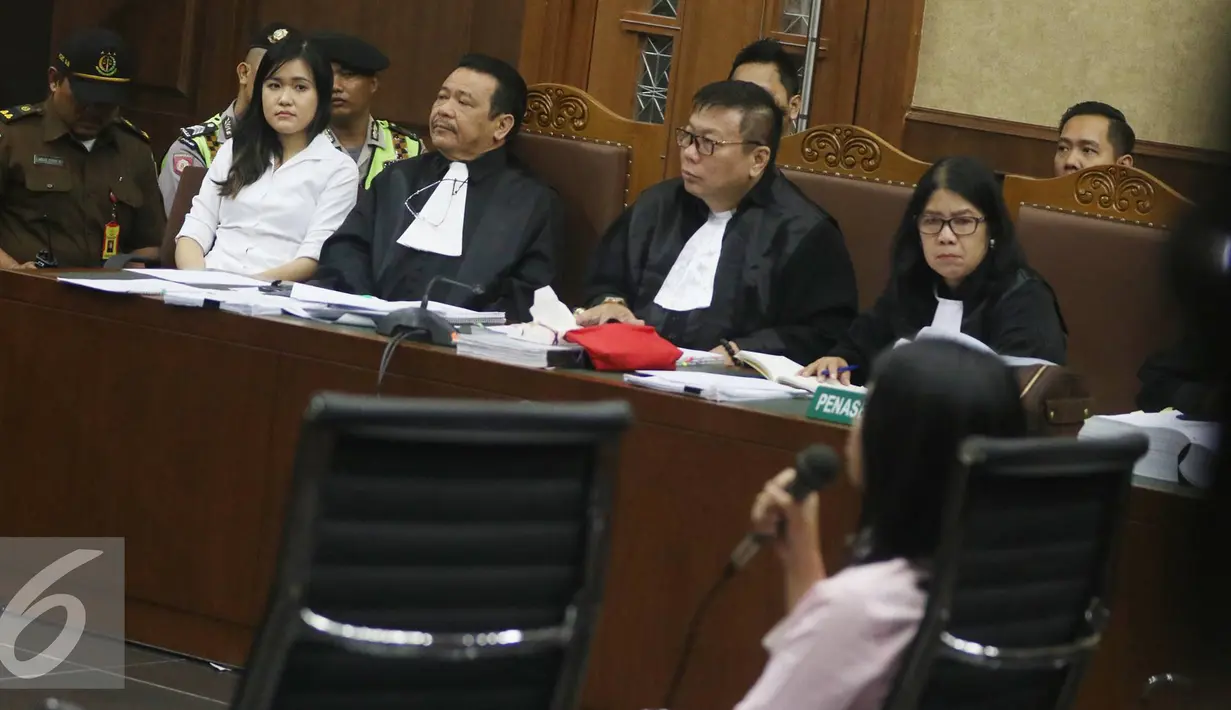 Terdakwa Jessica Kumala Wongso mendengarkan kesaksian kasir kafe Olivier Jukiyah dalam sidang lanjutan kasus kematian Wayan Mirna Salihin di PN Jakarta Pusat, Rabu (27/7). (Liputan6.com/Immanuel Antonius)