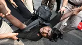Petugas keamanan menahan seorang demonstran saat aksi unjuk rasa kaum muda yang menuntut pengunduran diri Ketua Komisi Pemilihan Umum India, Gyanesh Kumar, di New Delhi, India, Minggu (11/10/2026). (AP Photo/Vipin)