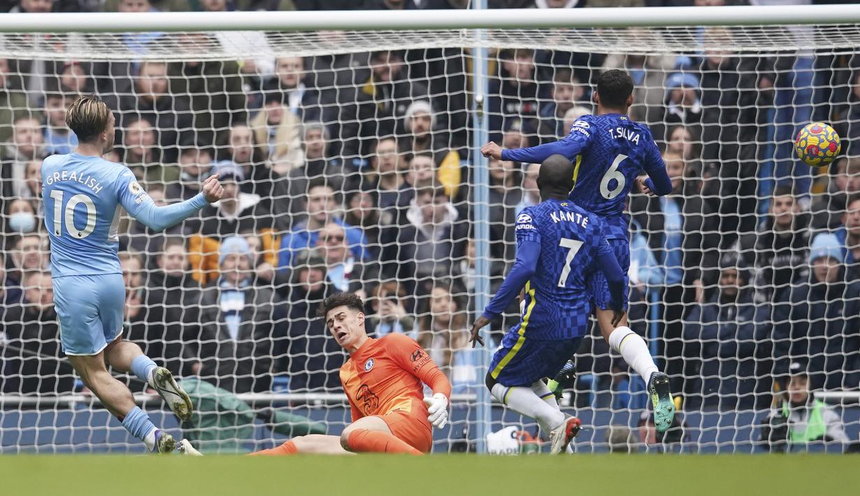 Pada menit ke-39 Manchester City kembali mendapat peluang. Tembakan Jack Grealish dari depan kotak penalti usai menerima umpan Kevin De Bruyne masih membentur kaki Kepa Arrizabalaga. Skor 0-0 bertahan hingga babak pertama usai. (AP/Dave Thompson)