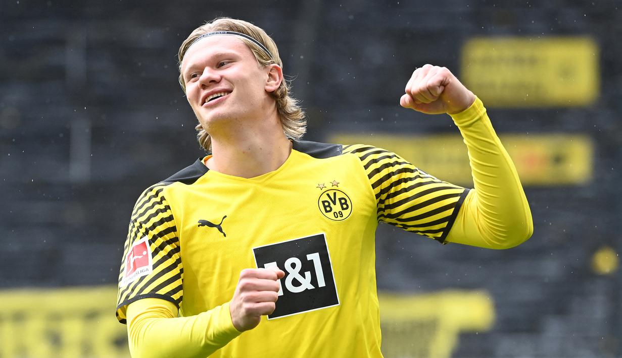 Erling Haaland. Striker Borussia Dortmund berusia 21 tahun ini hingga kini masih diperjuangkan Manchester United untuk direkrut. Jika masih bertahan, ia masih layak bersaing dengan Lewandowski. Total 27 gol dilesakkannya musim lalu di kancah Bundesliga dalam 28 laga. (Foto: AFP/Pool/Ina Fassbender)