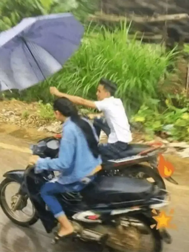 8 Potret Absurd Orang Pakai Payung di Musim Hujan Ini Kocak - Hot