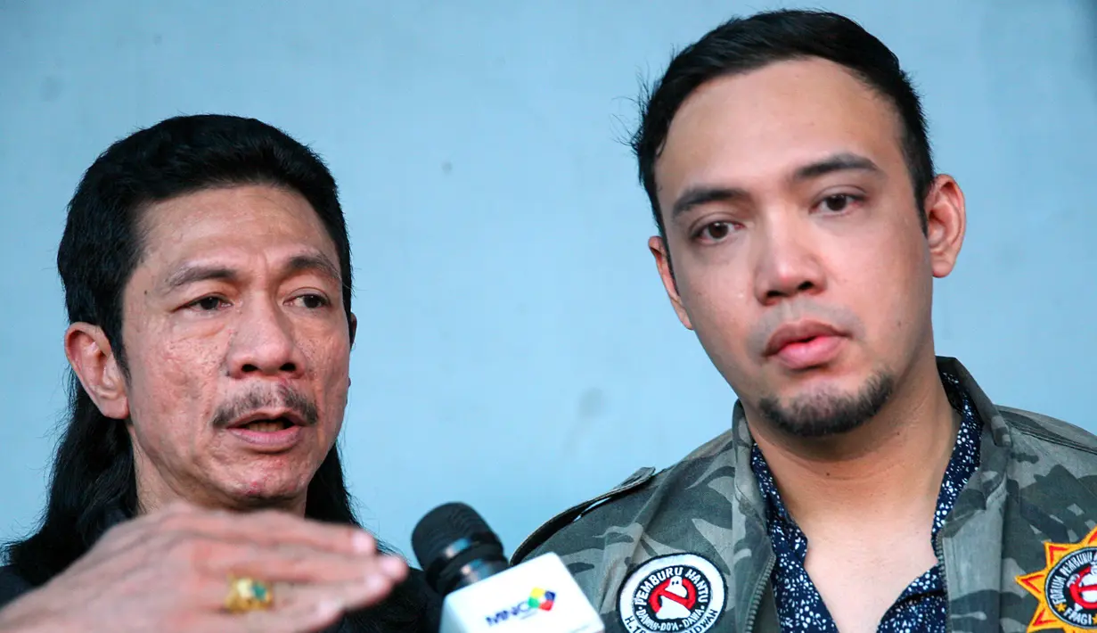 "Klien kami ingin mengambil hak asuh anak melihat dari segi prilaku mantan istrinya dan kami mengacu pada penggerebekan kemarin, salah satunya," kata M Firdaus OIwobo, kuasa hukum Sandy Tumiwa di Reskrimsus Polda Metro Jaya. (Nurwahyunan/Bintang.com)