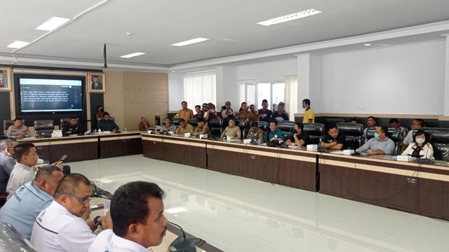 Demonstrasi sopir truk di DPRD Kota Kendari.(Liputan6.com/Ahmad Akbar Fua)