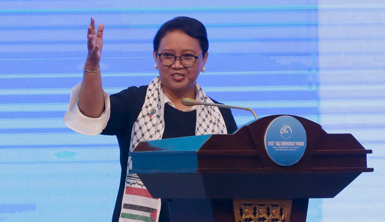 Menteri Luar Negeri Indonesia Retno Marsudi memberi keterangan terkait pemidahan Yerusalem sebagai ibu kota Israel di Jakarta (7/12). Menteri Retno mengutuk pengakuan AS atas Yerusalem sebagai ibukota Israel. (AP Photo / Tatan Syuflana)
