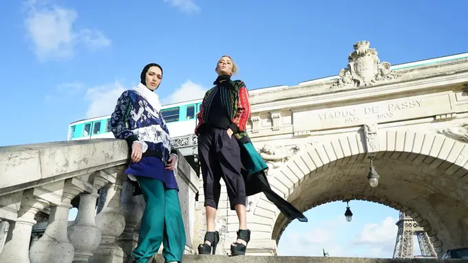 Busana Torso Nimbrung karya siswa SMK Kudus di fashion show Paris