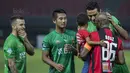 Kapten Persipura, Boaz Solossa, bersama sang putri menyapa bek Bhayangkara FC, Otavio Dutra, pada laga Liga 1 Indonesia di Stadion Patriot, Bekasi, Sabtu (9/9/2017). Bhayangkara FC menang 2-1 atas Persipura. (Bola.com/Vitalis Yogi Trisna)