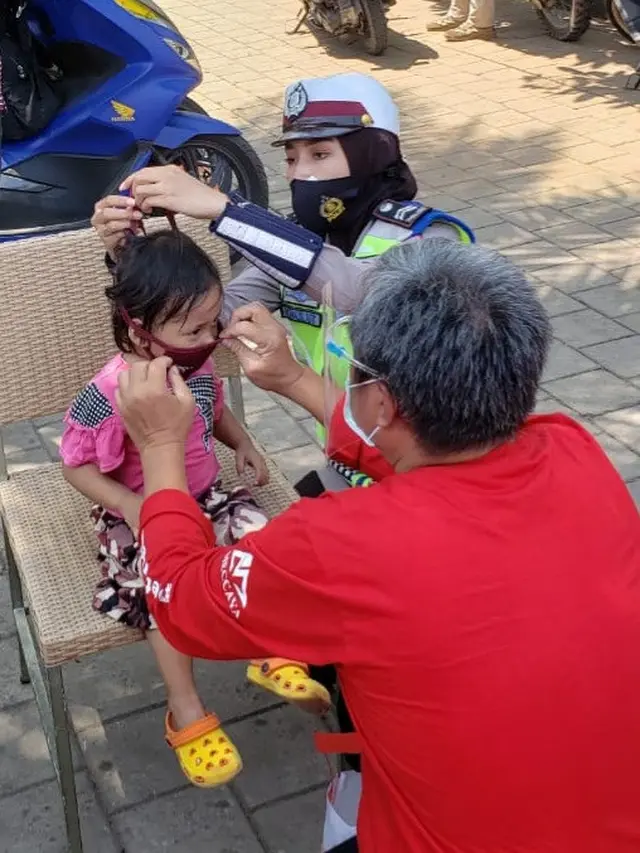 MECCAYA Pharmaceutical membagikan masker