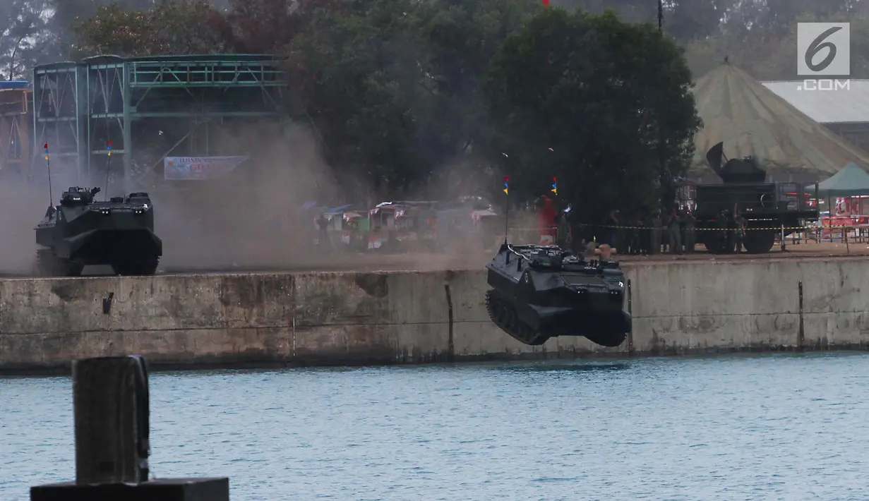 Tank amphibi melakukan atraksi saat geladi resik HUT TNI ke-72 di Cilegon, Banten, Selasa (3/10). Geladi resik tersebut untuk memperingati HUT TNI ke-72 yang dilaksanakan tanggal 5 Oktober. (Liputan6.com/Angga Yuniar)