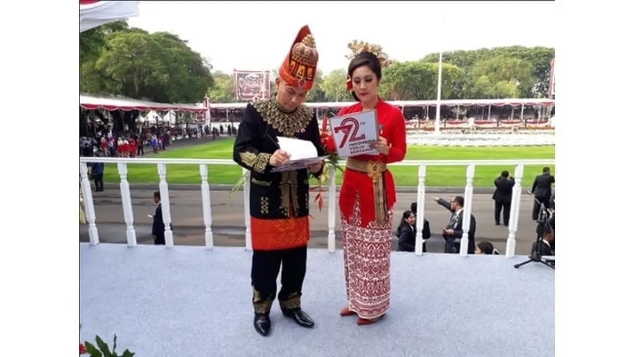 Isyana Bagose Oka (kanan) bersama Produser Eksekutif Liputan6 SCTV, Moch. Achir saat HUT ke-72 RI 