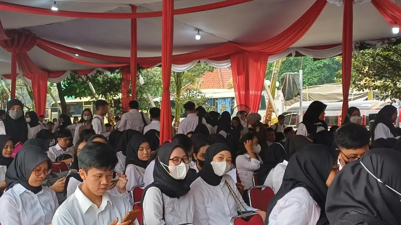 Tetapi, dia memastikan setelah laporan tersebut diterima, tidak lama pihak PLN datang dan langsung memperbaiki ganguan itu.