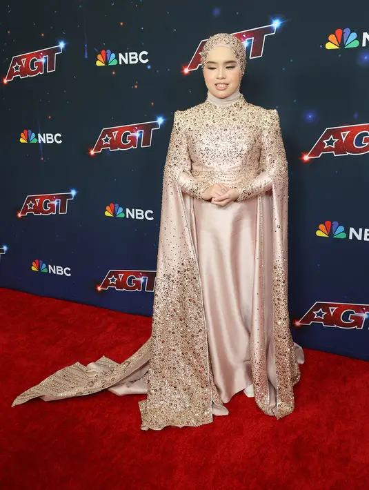 <p>Di panggung semifinal AGT 2023, Putri meyanyikan lagu bertajuk "I Still Haven't Found What I'm Looking For" milik U2. Putri menyanyi dari lirih hingga mengerahkan seluruh kekuatan suaranya. (Monica Schipper/Getty Images/AFP)</p>