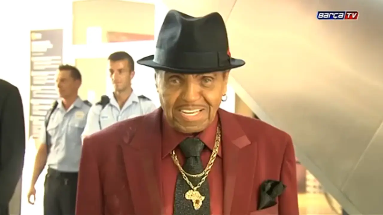 Video 'Michael Jackson' Datangi Markas Barcelona