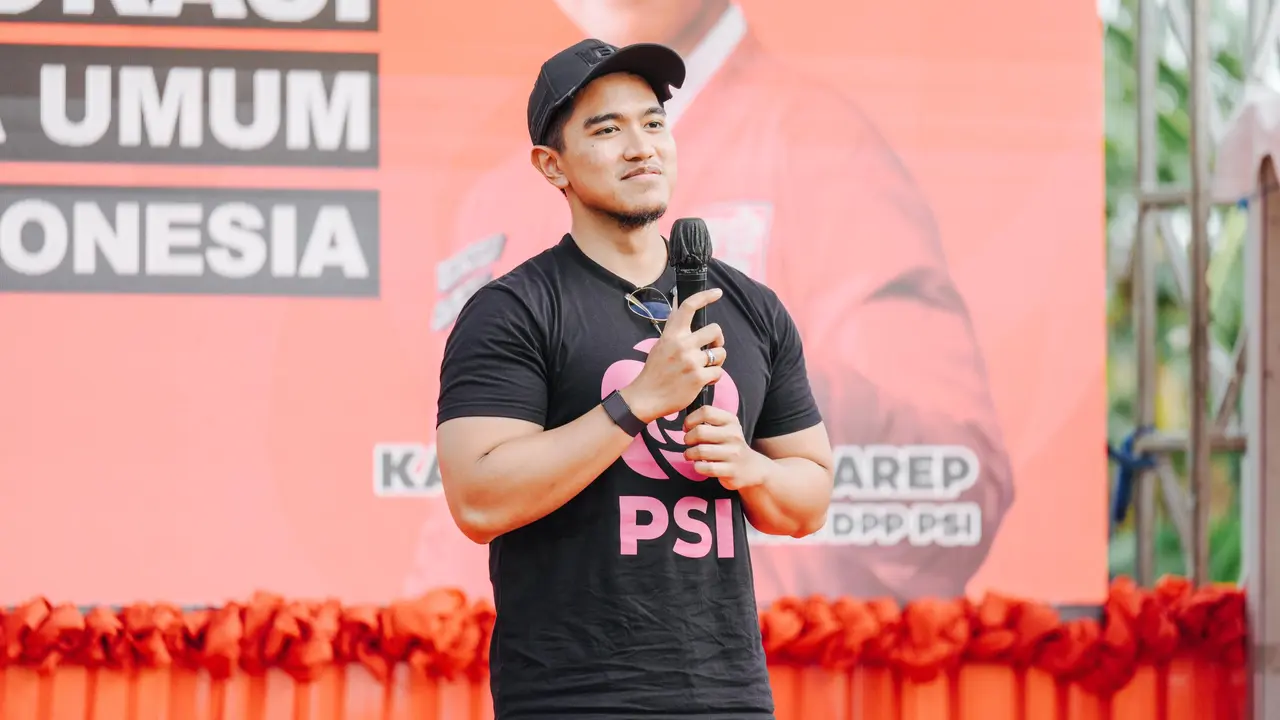 Ketua Umum Partai Solidaritas Indonesia (PSI) Kaesang Pangarep kembali melanjutkan safari politiknya di Lapangan Bosowa, Pinrang, Sulawesi Selatan.