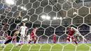 Pemain Inggris, Jude Bellingham, mencetak gol melalui tandukan kepala saat melawan Serbia pada laga Grup C Euro 2024 di Veltins Arena hari Senin (17/06/2024). (AP Photo/Martin Meissner)