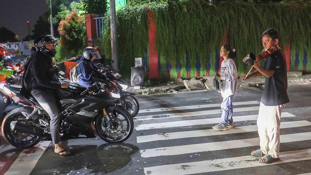 FOTO: Musik di Lampu Merah,  Kisah Kris Si Biola Jalanan dan Polemik Royalti