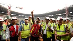 Wakil Gubernur DKI Jakarta, Djarot Saiful Hidayat (tengah) menunjuk ke atas saat meninjau perkembangan renovasi Stadion GBK Jakarta, Selasa (18/10). Pengerjaan renovasi Stadion GBK ditargetkan selesai Oktober 2017. (Liputan6.com/Helmi Fithriansyah)